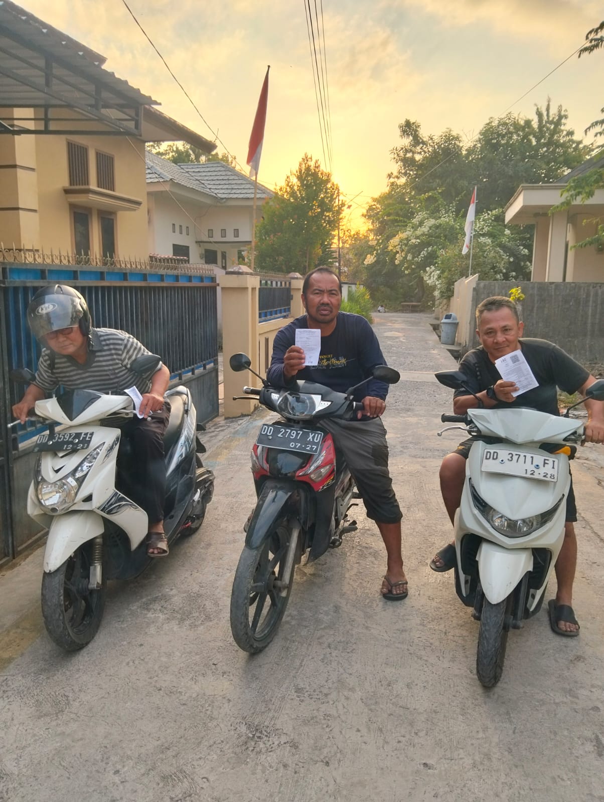 Jejak Kepedulian di Senja Sungai Bialo: Ketika Roda Motor Mengantar Harapan untuk Warga Lembang